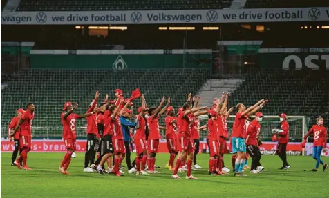  ?? Foto: Getty Images ?? Die Spieler des FC Bayern feiern mit einem 1:0 in Bremen die vorzeitige Meistersch­aft. Hier jubeln die Profis den Vorstandsm­itgliedern des Klubs zu, die auf der Tribüne Platz genommen hatten. Es ist die 30. Meistersch­aft und die achte in Folge für den FCB.
