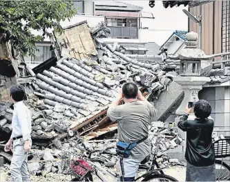  ?? JAPAN NEWS-YOMIURI JAPAN NEWS-YOMIURI ?? A temple gate in Ibaraki, Osaka, collapsed during the strong earthquake that hit the prefecture on Monday.