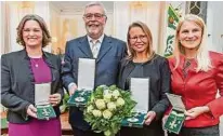  ??  ?? Damenriege mit Herrenbegl­eitung: Magda Bleckmann, Helmut Konrad, Beatrix Karl und Elisabeth Grossmann (von links) FUCHS (2)
