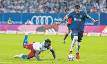  ?? FOTO: IMAGO ?? Der HSV am Boden: Khaled Narey (li.) hat das Nachsehen gegen Kiels Dominik Schmidt.