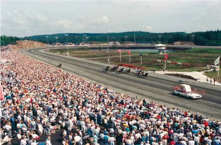  ?? FOTO: KNUT DAVIDSEN ?? 16. juli 1988 gikk sørlending­ene mann av huse for å få med seg åpningen av Sørlandets Travpark. 33.000 mennesker sørget for er herlig kaos.