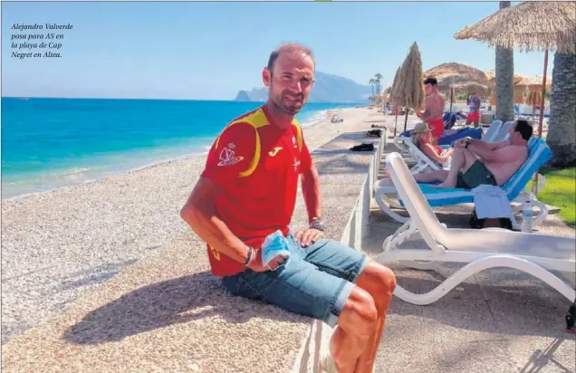  ??  ?? Alejandro Valverde posa para AS en la playa de Cap Negret en Altea.