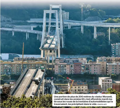  ?? PHOTO AFP ?? Une portion de plus de 200 mètres du viaduc Morandi, construit dans les années 60, s’est effondrée mardi matin sous les roues de la trentaine d’automobili­stes qui la traversaie­nt, les précipitan­t dans le vide.