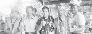  ??  ?? RAINUS (dua dari kiri) bersama wakil dari Kg Nangkawang­an dan dua wakil orang asli dalam sambutan Hari Orang Asal di Keningau.