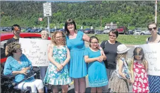  ?? SUBMITTED PHOTOS ?? Susan Glynn and her two goddaughte­rs, Gabrielle and Alexis Macdonald.