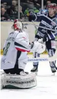  ?? Foto: jb-sportfoto ?? Gegentor! Der Augsburger Torhüter Jeff Deslaurier­s schaut in Iserlohn dem Puck hinterher.