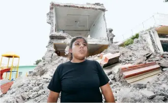  ??  ?? “VI MI ESCUELA CAER Y PENSÉ QUE IBA A MORIR”. En Jojutla, Morelos, María Fernanda recuerda cómo los estudiante­s lograron salir antes de que el colegio se desplomara por el sismo. Apenas unos salones quedaron de pie.