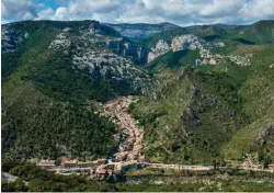  ??  ?? Arno Catzeflis et Inti Cohen dans la 5ème longueur en 7b+ de Calibre 12, à Saint Guilhem.