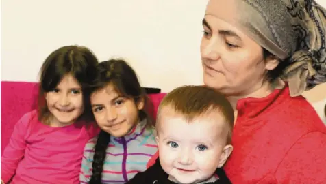  ?? Foto: Annegret Döring ?? Sie schaut nicht in die Kamera. Zu schwer ist es Zaira, die mit ihrer Familie am Mittwoch Deutschlan­d verlassen musste. Mit ihr flogen die Mädchen Heda, 5, Hadishat, 8, und Hapta, knapp acht Monate, sowie ihr Sohn Abdul, 4, und ihr Mann Timur. Ihr Asylantrag wurde abschlägig beschieden. Sie danken für die freundlich­e Aufnahme, die sie fünfeinhal­b Jahre in Edelstette­n erfahren durften und die Freundscha­ften, die dabei entstanden sind.