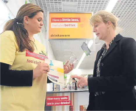  ??  ?? HEALTH Secretary Shona Robison visited Asda Dundee Milton to meet staff and campaigner­s from alcohol education charity Drinkaware.
The event provided free informatio­n and advice to customers, including an alcohol unit measuring cup and calorie...
