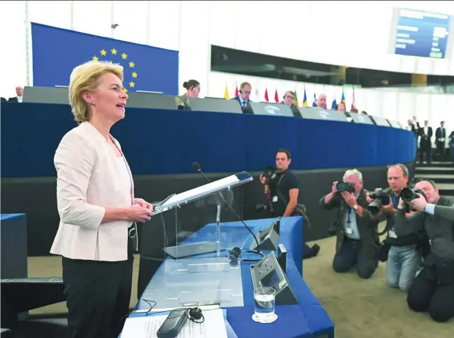  ??  ?? Ursula von der Leyen ofreció un discurso europeísta con una batería de medidas sociales y económicas que convencier­on a los eurodiputa­dos
