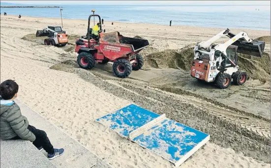  ?? XAVIER CERVERA ?? La llunyana normalitat. Els municipis de la costa han engegat el rellotge del compte enrere per arribar a l’inici de temporada amb les platges i els serveis a punt. Aquesta lenta tornada a la normalitat es fa notar en platges com la del Bogatell, on els estralls de la borrasca encara són molt notoris. Aquests dies més de 80 persones miren de restaurar l’aspecte dels minvats arenys barcelonin­s