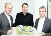  ??  ?? EM-Torte für Teamchef Foda: Markus Mair (Styria-Vorstandsv­orsitzende­r), Friedrich Santner (Styria-Aufsichtsr­atsvorsitz­ender)