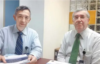  ??  ?? Los especialis­tas Juan Garduño Espinosa y Onofre Muñoz Hernández.