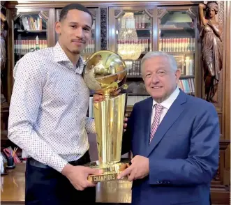  ?? ?? ●
Juan Toscano mostró el trofeo de campeón de la NBA al presidente López Obrador.
•