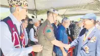  ?? ?? APA KHABAR?: Gerawat disambut mesra sebagai tetamu kehormat Sambutan Ulang Tahun Ke-79 Operasi Semut oleh Unit Khas Z di Tugu Peringatan Bario pada Isnin.