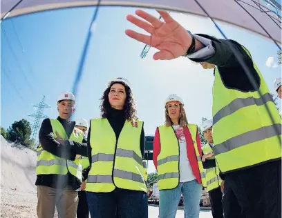  ?? EFE ?? La presidenta de la Comunidad de Madrid en las obras de un nuevo colector en Pozuelo