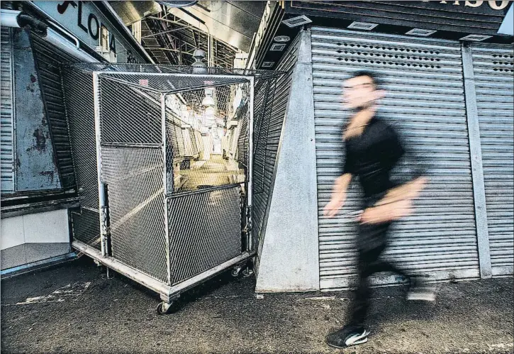  ?? XAVIER CERVERA ?? Imagen recreada. Younes Abouyaaqou­b escapó por el mercado de la Boqueria y después cruzó la ciudad hasta llegar a la Zona Università­ria