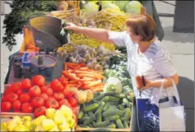  ??  ?? PAKETE hrane dobit će građani pogođeni cijelom situacijom, ugrožene obitelji, starije osobe, ali i oni koji su ostali bez prihoda