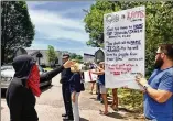  ?? MICHAEL D. CLARK / CINCINNATI ?? Anti-Islamic and Shariah law protesters draw condemnati­on at an Islamic center near Cincinnati. Americans should not fear Shariah, an Austin imam writes.