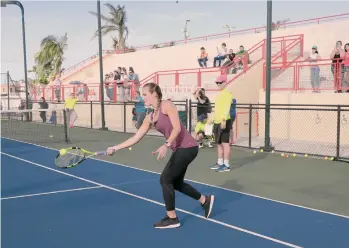  ?? /EFE ?? Mónica Puig impartió una clínica de tenis el lunes en Puerto Rico.