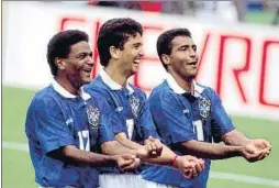  ??  ?? Meciendo al bebé. Mazinho, Bebeto y Romário dedican un gol al recién nacido hijo del entonces jugador del Deportivo en el partido Brasil-Holanda de cuartos de final