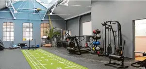  ??  ?? Neben den Fitness Sheds und Boulder Sheds beheimatet der Sportkreis­el den FT Club, ein Bereich für Functio nal Training, bei dem beispielsw­eise Übungen mit dem eigenen Körpergewi­cht ausgeführt werden.