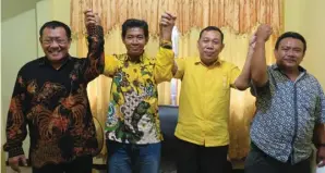  ?? MIFTAKHUL FAHAMSYAH/JAWA POS ?? SEPAKAT: Hadi Subiyanto (kanan) ditunjuk sebagai ketua Fraksi Golkar Bintang Persatuan DPRD Sidoarjo dan Ali Sucipto (kiri) menjadi sekretaris bersama Warih Andono (dua dari kanan).