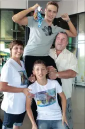  ??  ?? Chad le Clos with his family: mom Geraldine, dad Bert and brother Jordan.