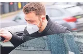  ?? FOTO: BEIER ?? Besonders Bartträger müssen darauf achten, dass die FFP2-Maske eng anliegend getragen wird.