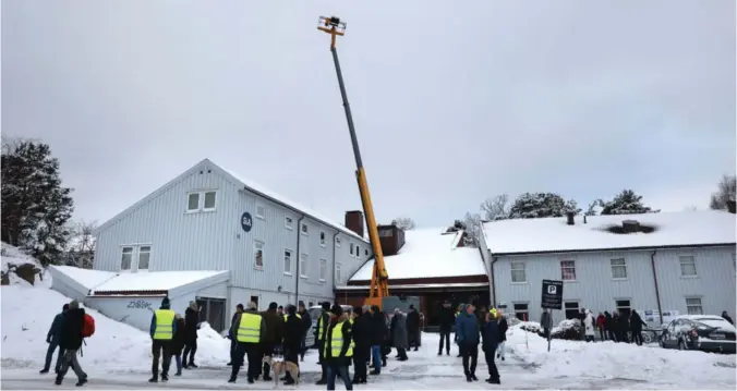  ?? FOTO: KJARTAN BJELLAND ?? Dagens studentbol­iger i Marviksvei­en 98 skal rives når studenthyb­lene på Lund Torv er ferdige høsten 2025. Her er åtte etasjer markert med mobilkran.