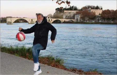  ??  ?? Sous le pont d’Avignon, on y jongle, on y jongle...