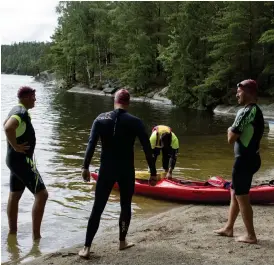  ?? Bild: Ebba Raij ?? Deltagarna står redo inför dagens start av Vansbrosim­ningen i Färingen, arrangerat av Daniel Ödlund (till höger).