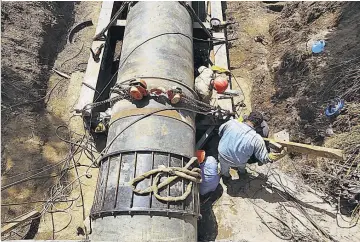  ??  ?? Reparación. Trabajador­es de ANDA terminaron la reparación de la estructura metálica y la instalació­n de la tubería de 48 pulgadas, ubicada en el sector de Nejapa.