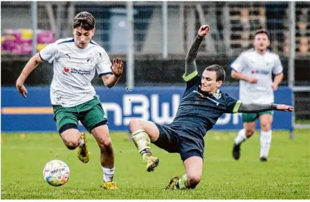  ?? Foto: Oliver Vogel ?? Das erste Duell zwischen Steinheim (grüne Hosen) und der SG Königsbron­n/oberkochen endete unentschie­den. Diese beiden Teams sind auch die Topfavorit­en auf die Kreisligam­eisterscha­ft.