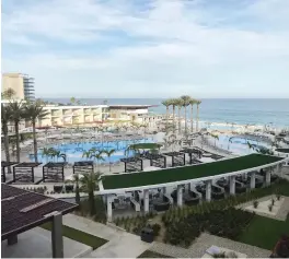  ?? PHotos: KiM PeMBerton ?? Nearly every room at Le Blanc Spa Resort has an oceanfront view. The adult-only, all-inclusive resort has four pools, including two swim-up bars.