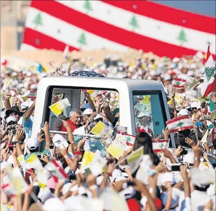  ?? STEFANO RELLANDINI / REUTERS ?? Multitud frente al mar. Una gigantesca explanada en el frente marítimo de Beirut acogió ayer la misa que Benedicto XVI ofició ante 350.000 personas y en la que apeló al “don de la paz”