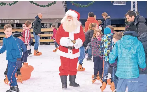  ?? FOTO: TED BOOTS ?? Auch der Weihnachts­mann tummelt sich gerne auf der Eisbahn in Venlo. Ab 16. Dezember geht es dort wieder auf 600 Quadratmet­ern Kunsteis rund.