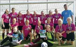  ??  ?? So sehen Siegerinne­n aus: Diese Fußballeri­nnen aus Ruhla schafften den Einzug ins Schulamtsf­inale. Foto: Albert-schweitzer-gymnasium