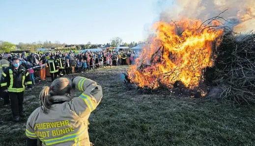  ?? Archivfoto: Katharina Eisele ?? Die Mitglieder des Löschzugs Hunnebrock sorgten im vergangene­n Jahr für die Sicherheit der Besucher beim Osterfeuer der Dorfgemein­schaft Hunnebrock-hüffen-werfen. Etwaigen Tieren im Feuer war und ist damit allerdings nicht gedient.