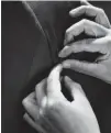  ??  ?? Los sastres cortan y cosen a mano las piezas para que se ajusten exactament­e al cuerpo.