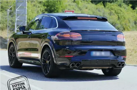  ??  ?? AIRE DE FAMILIA. Con la llegada de este vehículo, Porsche amplía su oferta todocamino a tres modelos diferentes. El Cayenne, el Macan y el Cayenne Coupé. No se descarta que a este trío de todocamino­s pueda unirse un cuarto miembro con el Macán Coupé.