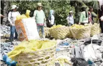  ?? SUNSTAR FOTO / ALLAN CUIZON ?? CLEANUP DRIVE. Volunteers help in the Clean and Green activity in Lapu-Lapu City.