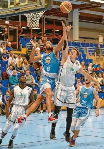  ?? Foto: Thorsten Jordan ?? Sharif Hudson (links) war wieder Dreh- und Angelpunkt bei den Landsberge­r Basketball­ern. Als es eng wurde, behielt Marc-Oliver Siegwardt (Mitte) die Nerven und verwandelt­e wichtige Freiwürfe. So fiel der Sieg gegen Heising/Kottern mit 83:71 am Ende deutlich aus.