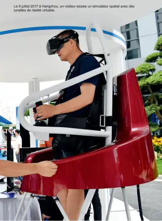  ??  ?? Le 9 juillet 2017 à Hangzhou, un visiteur essaie un simulateur spatial avec des lunettes de réalité virtuelle.