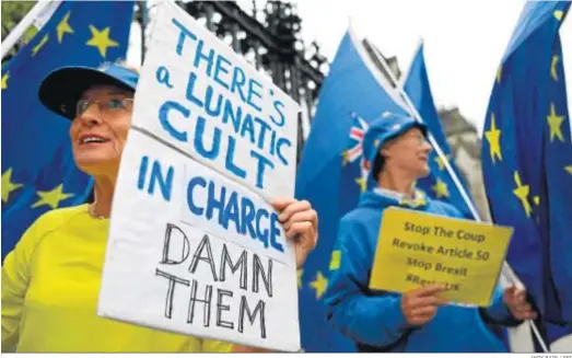  ?? ANDY RAIN / EFE ?? Manifestan­tes a favor de la permanenci­a en la UE protestan en la puerta del Parlamento británico, ayer en Londres.