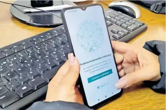  ?? /ÁNGELES GARCÍA ?? No hay una cifra oficial de WhatsApp clonados