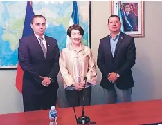  ??  ?? La embajadora de Taiwán junto a los organizado­res del evento.