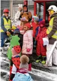  ??  ?? In Kaufering begrüßte Gabriele Triebel im Indianerko­stüm die Kinder.