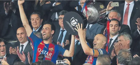  ??  ?? Iniesta, con Busquets El de Fuentealbi­lla alzó con Xavi la Copa de 2015 en el Camp Nou, levantó solo la de 2016 ante el Sevilla y llamó a Busquets para que le acompañara anteayer